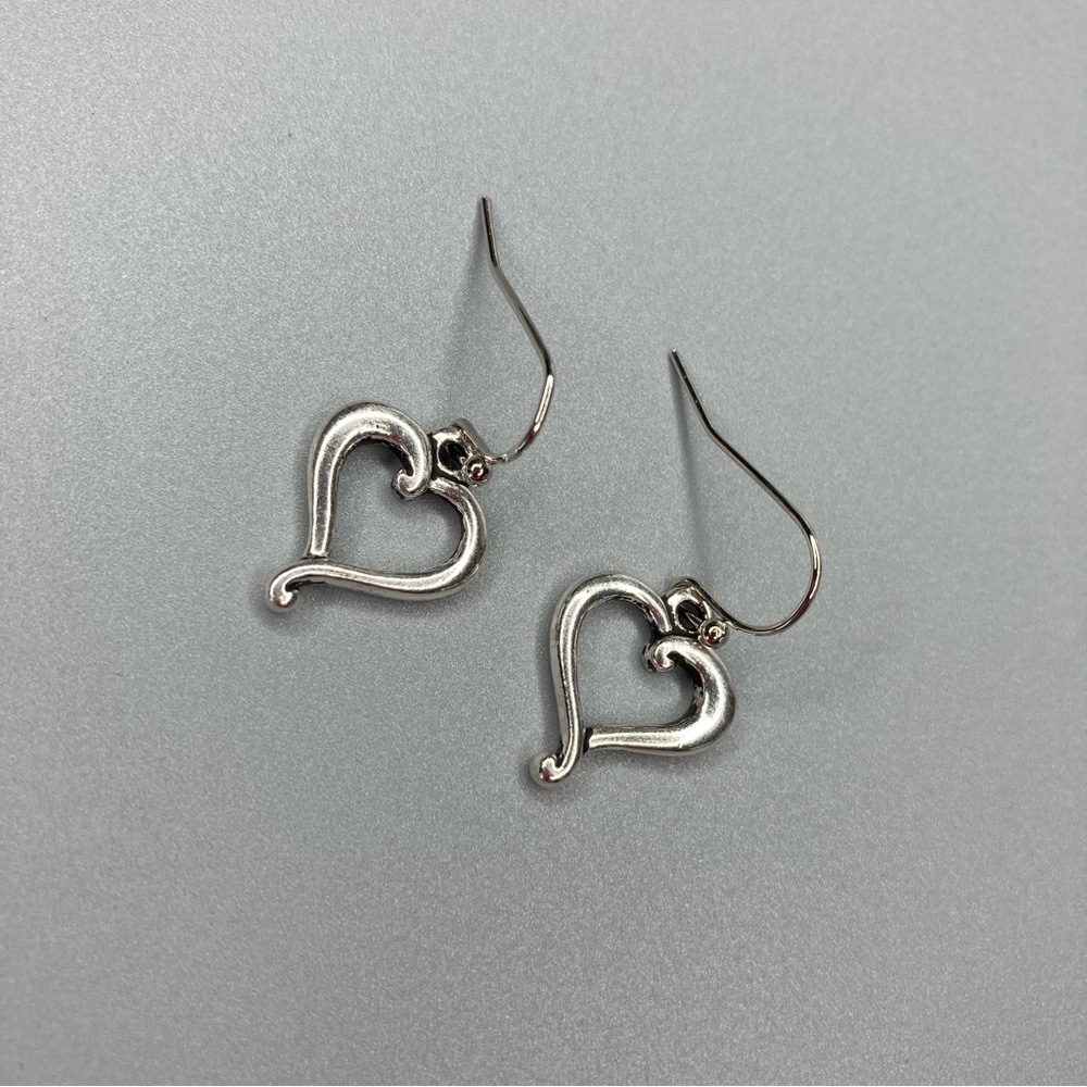 💰 𝕊 𝕠 𝕝 𝕕 💰 Antique Silver Heart Drop Earrings - Picture 6 of 12